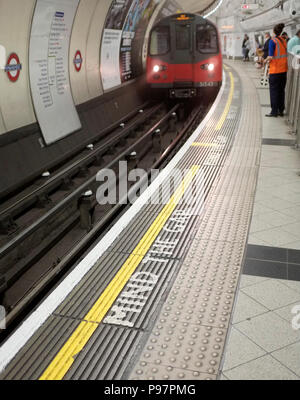 Eine U-Bahn kommt in die Platorm in der Londoner U-Bahn Stockfoto