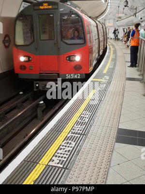 Eine U-Bahn kommt in die Platorm in der Londoner U-Bahn Stockfoto