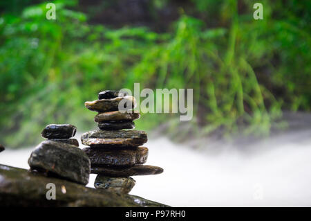 ZEN BALANCING FELSEN IN DER NÄHE DES FLUSSES FÜR DIE MEDITATION Stockfoto