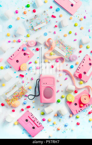 Kassetten und Retro Radio Player in Pastellfarben flach mit Bonbons, Bonbons, Marmeladen und Bubble Gum. Süße Musik Konzept mit kopieren. Vanille palette Stockfoto