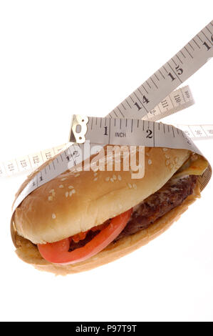 Ein typisches fast food/QSR Burger mit Maßband messen Stockfoto