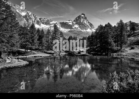 Der blaue See und das Matterhorn in einer malerischen Landschaft mit sonnigen Sommer Lichter von Breuil-Cervinia, Aostatal - Italien gesehen Stockfoto