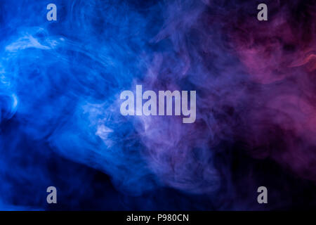Bunte Rosa und blauen Rauch auf einem schwarzen Hintergrund isoliert. Hintergrund aus dem Rauch von vape Stockfoto