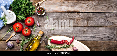 Rohes Gemüse mit frischen Zutaten für Sie gesund Kochen auf vintage Hintergrund, Ansicht von oben, Banner. Veganer oder Diät Lebensmittel Konzept. Hintergrund la Stockfoto