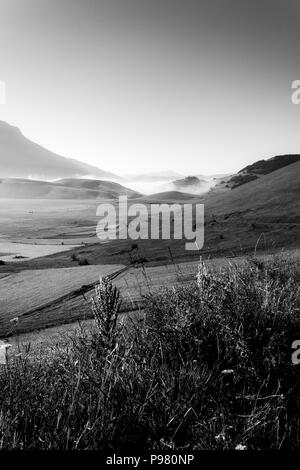 Anzeigen von Castelluccio Di Norcia (Umbrien) in der Dämmerung, bei Nebel, große Wiesen und völlig leeren Himmel Stockfoto