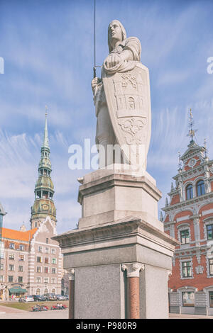 Skulptur von Roland auf dem Rathausplatz vor der Kathedrale St. Peter in Riga an einem sonnigen Tag Stockfoto
