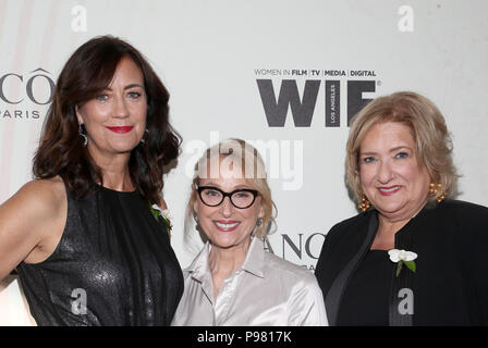 Frauen im Film 2018 Crystal + Lucy Awards präsentiert von Max Mara und Lancome Mit: Jane Fleming, Gayle Nachlis, Iris Grossman Wo: Beverly Hills, Kalifornien, USA Wann: 13 Jun 2018 Credit: FayesVision/WENN.com Stockfoto