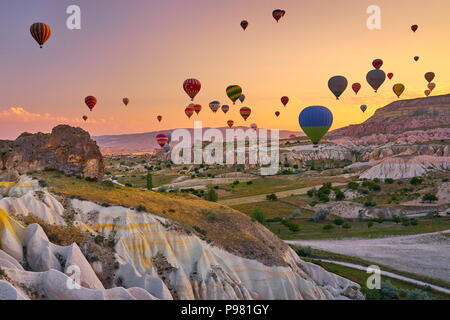 Heißluftballons bei Sonnenaufgang, Göreme, Kappadokien, Türkei Stockfoto