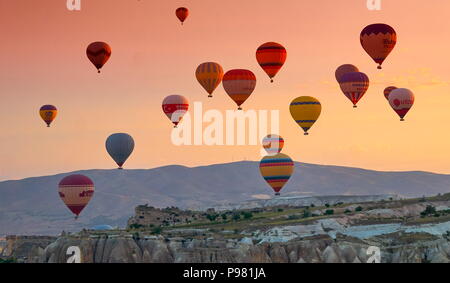 Heißluftballons bei Sonnenaufgang, Göreme, Kappadokien, Türkei Stockfoto