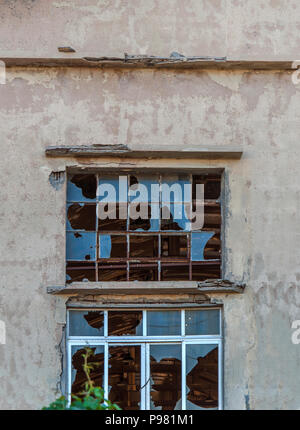 Große gebrochene Fenster Glas auf verlassene Gebäude und gebrochene Glas Stockfoto