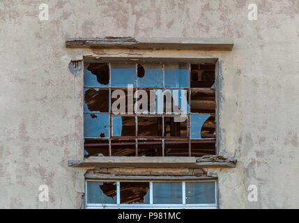 Große gebrochene Fenster Glas auf verlassene Gebäude und gebrochene Glas Stockfoto