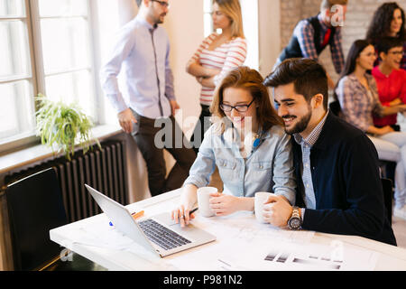 Bild von jungen Architekten diskutieren im Büro Stockfoto