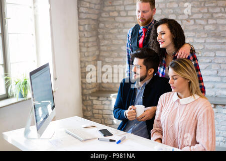 Bild von jungen Architekten diskutieren im Büro Stockfoto