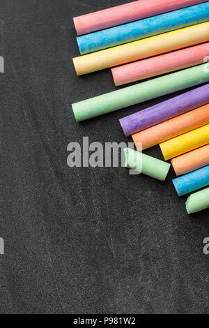 Zeile Haufen bunte Kreiden Kreiden auf dunklen zerkratzt Tafel. Zurück zu Schule Business Kreativität Grafik Design Handwerk Kinder Konzept. Poster Ba Stockfoto