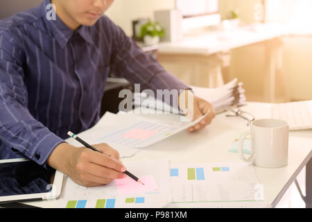 Mann bei der Arbeit auf Tabellenkalkulation Finanzdaten, Wirtschaftsprüfer. Stockfoto