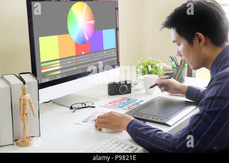 Grafik Designer arbeiten an digitalen Tablet kreativen Arbeitsplatz. Stockfoto