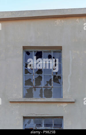 Gebrochene Fenster groß Glas und Risse im Glas auf verlassenen Gebäude Stockfoto