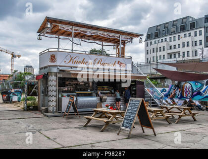 Berlin-Friedrichshain, RAW-Gelände. Kuchen Rausch mit Kaffee & Kuchen, Getränke und Sandwiches. Street Food Co-operative Garküche Stockfoto