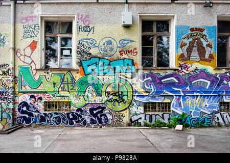 Berlin, Friedrichshain, RAW-Gelände. Die Außenseite des alten Industriegebäude in Street Art und Graffiti tags abgedeckt Stockfoto