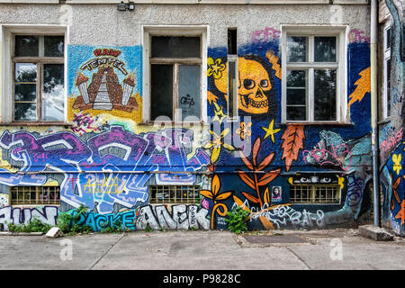 Berlin, Friedrichshain, RAW-Gelände. Die Außenseite des alten Industriegebäude in Street Art und Graffiti tags abgedeckt Stockfoto