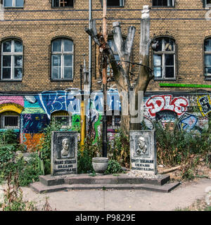 Berlin-Friedrichshain, RAW-Gelände. Denkmal zur Erinnerung an den kommunistischen Abgeordneten Franz Stenzer & Ernst Thälmann, der Nazis ermordet wurden. Stockfoto