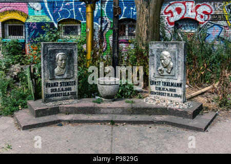 Berlin-Friedrichshain, ROHE Gelände. Denkmal zum Gedenken an die kommunistischen Parlamentarier Franz Stenzer & ErnstThälmann, die von Nazis ermordet wurden Stockfoto