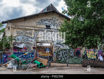 Berlin, Friedrichshain, RAW-Gelände alten industriellen verfallenes Gebäude in Graffiti & Street Art abgedeckt Stockfoto