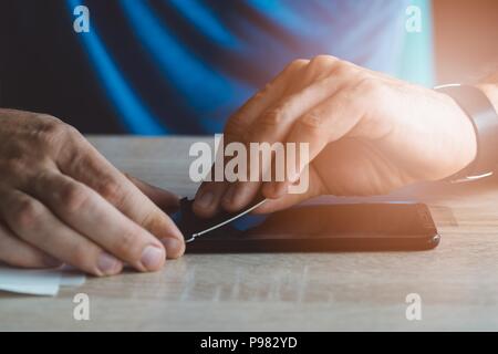 Man Schutzmaßnahmen screen protector auf seinem Smartphone touchscreen Stockfoto