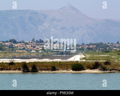 TUI Airlines, Flugnummer G-OOBN an Ioannis Kaposistrias Flughafen Korfu, Griechenland Stockfoto