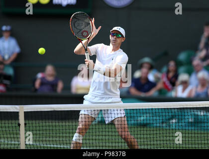 London, Großbritannien. 15. Juli 2018. 15. Juli 2018 All England Lawn Tennis und Croquet Club, London, England; die Wimbledon Tennis Championships, Tag 13; Jamie Murray (GBR) mit einem rückhand geschossen auf die Netto: Aktion Plus Sport Bilder/Alamy leben Nachrichten Stockfoto