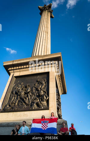 London, Großbritannien. 15. Jul 2018. Kroatische Fans am Trafalgar Square, nachdem sie in die Französische, London, UK verloren, 15/07/2018 Credit: Bjanka Kadic/Alamy leben Nachrichten Stockfoto