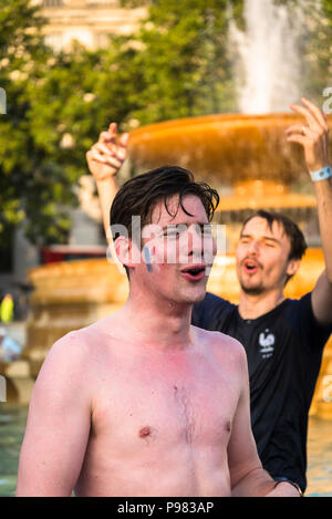 London, Großbritannien. 15. Jul 2018. Französisch feiern Sieg im World Cup auf dem Trafalgar Square, London, UK, 15/07/2018 Credit: Bjanka Kadic/Alamy leben Nachrichten Stockfoto