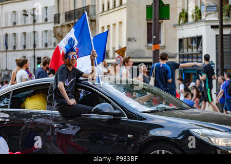 Paris, Frankreich. 15. Juli 2018. 2018 Juli 15 - Paris, Frankreich: Straße von Paris überfüllt, die glückliche Fußballfans nach dem Finale Frankreich Kroatien. Credit: Guillaume Louyot/Alamy leben Nachrichten Stockfoto