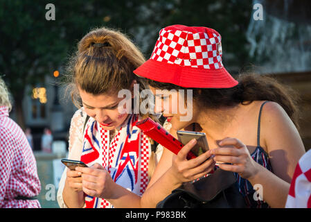 London, Großbritannien. 15. Jul 2018. Kroatische Fans am Trafalgar Square, nachdem sie in die Französische, London, UK verloren, 15/07/2018 Credit: Bjanka Kadic/Alamy leben Nachrichten Stockfoto