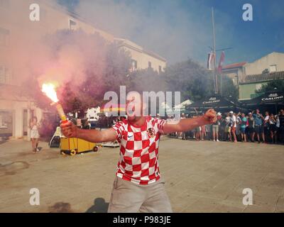 Pag, Kroatien. Am 15. Juli 2018. Eine kroatische Mann feiert gesehen. Kroaten in der Insel Pag die Fußball-WM Finale aufgepaßt, Kroatien vs Frankreich. Kroatien verloren 2:4 Aber es war das erste Mal in der Geschichte des Landes an den Endrunden zu bilden. Credit: Jana Cavojska/SOPA Images/ZUMA Draht/Alamy leben Nachrichten Stockfoto