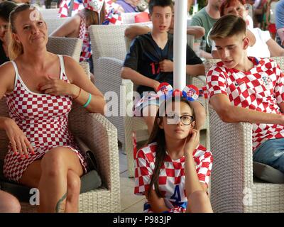 Pag, Kroatien. Am 15. Juli 2018. Kroatien Anhänger gesehen gerade die übereinstimmen. Kroaten in der Insel Pag die Fußball-WM Finale aufgepaßt, Kroatien vs Frankreich. Kroatien verloren 2:4 Aber es war das erste Mal in der Geschichte des Landes an den Endrunden zu bilden. Credit: Jana Cavojska/SOPA Images/ZUMA Draht/Alamy leben Nachrichten Stockfoto