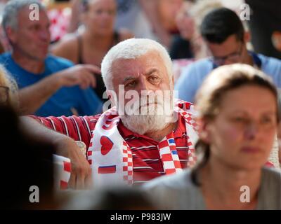 Pag, Kroatien. Am 15. Juli 2018. Eine ältere Kroatische Mann ist in Trauer gesehen. Kroaten in der Insel Pag die Fußball-WM Finale aufgepaßt, Kroatien vs Frankreich. Kroatien verloren 2:4 Aber es war das erste Mal in der Geschichte des Landes an den Endrunden zu bilden. Credit: Jana Cavojska/SOPA Images/ZUMA Draht/Alamy leben Nachrichten Stockfoto