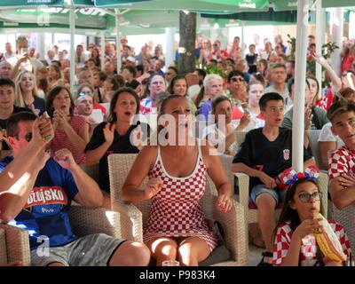 Pag, Kroatien. Am 15. Juli 2018. Kroatien Anhänger gesehen gerade die übereinstimmen. Kroaten in der Insel Pag die Fußball-WM Finale aufgepaßt, Kroatien vs Frankreich. Kroatien verloren 2:4 Aber es war das erste Mal in der Geschichte des Landes an den Endrunden zu bilden. Credit: Jana Cavojska/SOPA Images/ZUMA Draht/Alamy leben Nachrichten Stockfoto