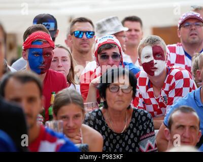 Pag, Kroatien. Am 15. Juli 2018. Kroatien Anhänger gesehen gerade die übereinstimmen. Kroaten in der Insel Pag die Fußball-WM Finale aufgepaßt, Kroatien vs Frankreich. Kroatien verloren 2:4 Aber es war das erste Mal in der Geschichte des Landes an den Endrunden zu bilden. Credit: Jana Cavojska/SOPA Images/ZUMA Draht/Alamy leben Nachrichten Stockfoto