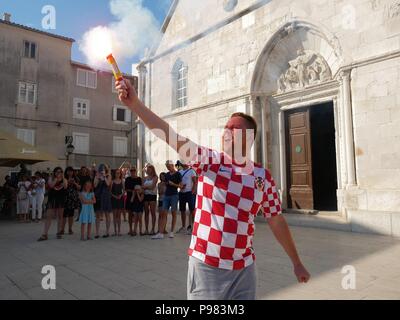 Pag, Kroatien. Am 15. Juli 2018. Eine kroatische Mann feiert gesehen. Kroaten in der Insel Pag die Fußball-WM Finale aufgepaßt, Kroatien vs Frankreich. Kroatien verloren 2:4 Aber es war das erste Mal in der Geschichte des Landes an den Endrunden zu bilden. Credit: Jana Cavojska/SOPA Images/ZUMA Draht/Alamy leben Nachrichten Stockfoto