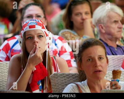 Pag, Kroatien. Am 15. Juli 2018. Kroatische Frauen in Enttäuschung gesehen. Kroaten in der Insel Pag die Fußball-WM Finale aufgepaßt, Kroatien vs Frankreich. Kroatien verloren 2:4 Aber es war das erste Mal in der Geschichte des Landes an den Endrunden zu bilden. Credit: Jana Cavojska/SOPA Images/ZUMA Draht/Alamy leben Nachrichten Stockfoto