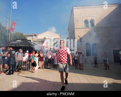 Pag, Kroatien. Am 15. Juli 2018. Eine kroatische Mann feiert gesehen. Kroaten in der Insel Pag die Fußball-WM Finale aufgepaßt, Kroatien vs Frankreich. Kroatien verloren 2:4 Aber es war das erste Mal in der Geschichte des Landes an den Endrunden zu bilden. Credit: Jana Cavojska/SOPA Images/ZUMA Draht/Alamy leben Nachrichten Stockfoto