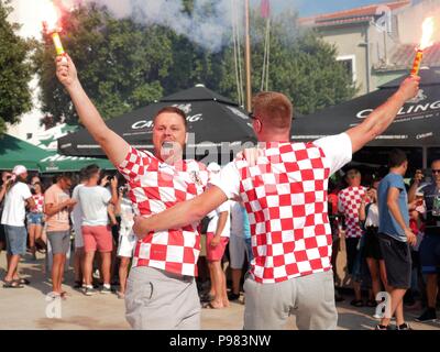 Pag, Kroatien. Am 15. Juli 2018. Zwei kroatische Männer sind gesehen feiern. Kroaten in der Insel Pag beobachtete, wie die Fußball-WM Finale Kroatien vs Frankreich. Kroatien verloren 2:4 Aber es war das erste Mal in der Geschichte des Landes an den Endrunden zu bilden. Credit: Jana Cavojska/SOPA Images/ZUMA Draht/Alamy leben Nachrichten Stockfoto