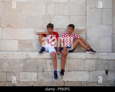 Pag, Kroatien. Am 15. Juli 2018. Zwei kroatische Jungen sind in Trauer gesehen. Kroaten in der Insel Pag die Fußball-WM Finale aufgepaßt, Kroatien vs Frankreich. Kroatien verloren 2:4 Aber es war das erste Mal in der Geschichte des Landes an den Endrunden zu bilden. Credit: Jana Cavojska/SOPA Images/ZUMA Draht/Alamy leben Nachrichten Stockfoto