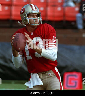 San Francisco, Kalifornien, USA. 17. Nov, 1991. San Francisco 49ers gegen Arizona Cardinals im Candlestick Park Sonntag, 17. November 1991. 49ers schlagen Kardinäle 14-10. 49er Quarterback Steve Bono Credit: Al Golub/ZUMA Draht/Alamy leben Nachrichten Stockfoto