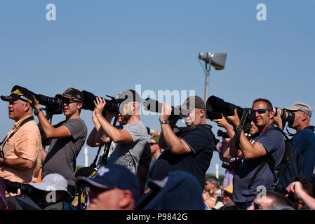 Fotografen Fotografieren Fotografieren mit Kameras und Objektive das Flugzeug airshow Flugzeuge im Royal International Air Tattoo, RIAT 2018 Stockfoto