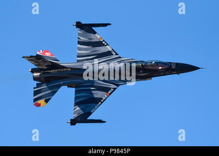 Kapitän Stefan 'Vador "Darte der belgischen Luftwaffe F-16 Solo Piloten in F-16 Fighting Falcon Dark Falcon an der Royal International Air Tattoo RIAT 2018 Stockfoto