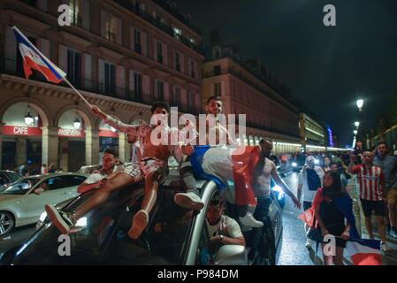 Paris, Frankreich. 15. Juli 2018. Französisch Feiern auf den Straßen nach Frankreich die Weltmeisterschaft durch das Schlagen von Kroatien 4-2 im Finale gewonnen. Liesse dans les Rues de Paris apres la Victoire de l'Equipe de France en finale De la Coupe du Monde 4-2 face a la Kroatien. *** Frankreich/KEINE VERKÄUFE IN DEN FRANZÖSISCHEN MEDIEN *** Credit: Idealink Fotografie/Alamy leben Nachrichten Stockfoto