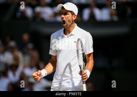 London, Großbritannien. Am 15. Juli 2018. Novak Djokovic (SRB) Tennis: Novak Djokovic aus Serbien reagiert während der Herren Einzel Finale von Wimbledon Lawn Tennis Championships gegen Kevin Anderson aus Südafrika bei den All England Lawn Tennis und Croquet Club in London, England. Quelle: LBA/Alamy leben Nachrichten Stockfoto