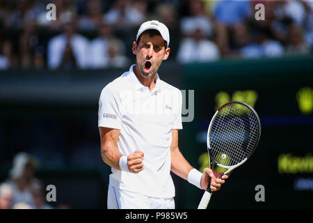 London, Großbritannien. Am 15. Juli 2018. Novak Djokovic (SRB) Tennis: Novak Djokovic aus Serbien reagiert während der Herren Einzel Finale von Wimbledon Lawn Tennis Championships gegen Kevin Anderson aus Südafrika bei den All England Lawn Tennis und Croquet Club in London, England. Quelle: LBA/Alamy leben Nachrichten Stockfoto